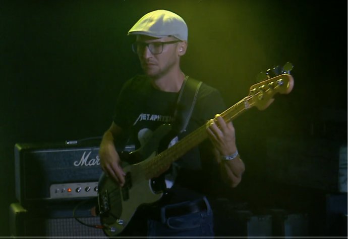 Demeter Szilárd basszusgitáron játszik. Fotó - Loyal-koncert, print screen