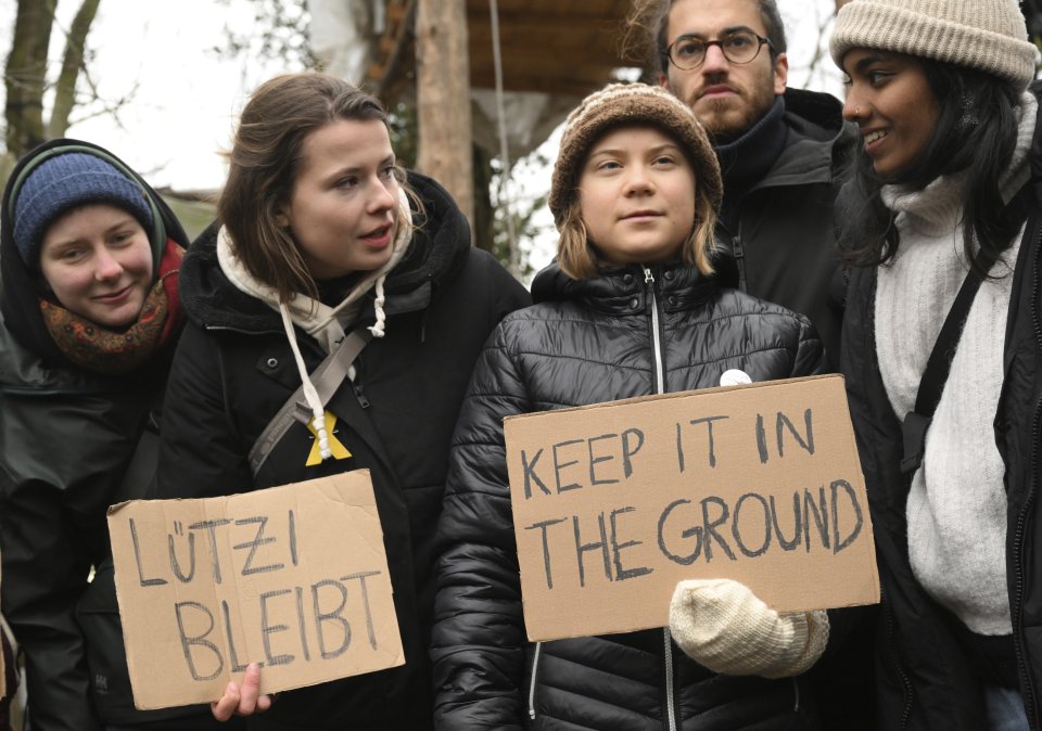 Greta Thunbergová navštívila Lützerath, aby podporila ľudí protestujúcich proti rozšíreniu bane. Foto - TASR/AP