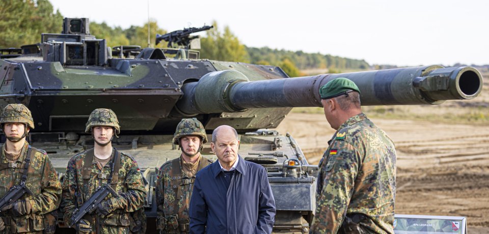 Na archívnej snímke je nemecký kancelár Scholz pred tankom Leopard 2. Foto - TASR/AP