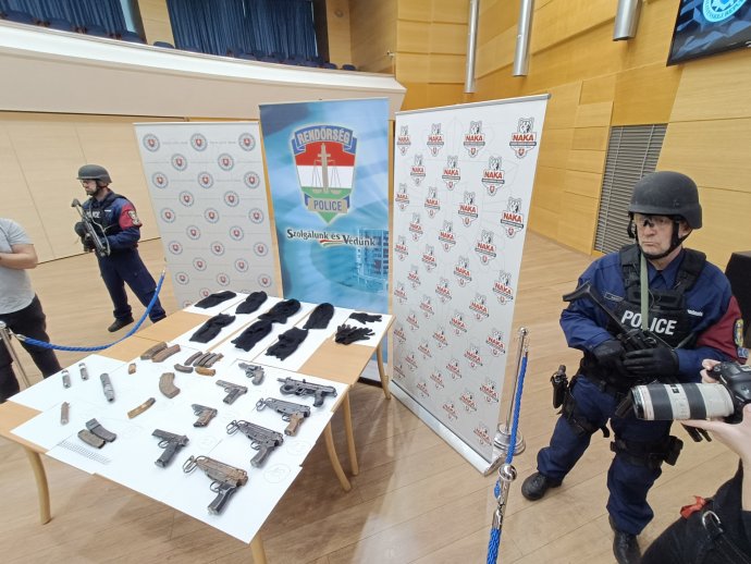 Turekékhez köthető fegyverek arzenálja a budapesti sajtótájékoztatón. Fotó - Napunk
