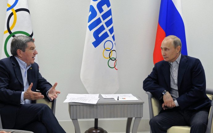 Vladimir Putin a šéf MOV Thomas Bach. Foto - TASR/AP