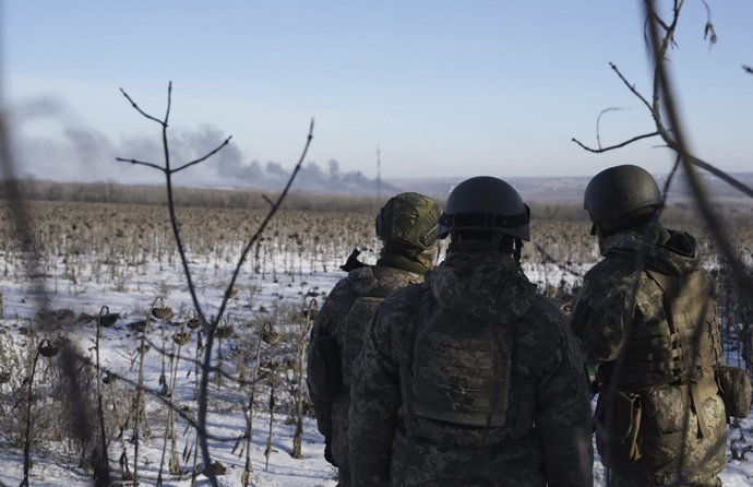 Ukrajinskí vojaci sledujú boje o Soledar. Foto - TASR/AP