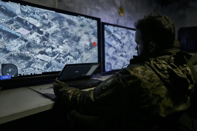 Ukrajinský vojak sleduje na veľkých monitoroch prenos z prieskumného dronu, ktorý monitoruje ruské pozície pri Bachmute. Foto - TASR/AP