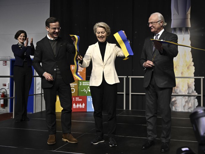 Zľava švédsky premiér Ulf Kristersson, predsedníčka Európskej komisie Ursula von der Leyenová a švédsky kráľ Karol XVI. Gustáv. Foto - TASR/AP