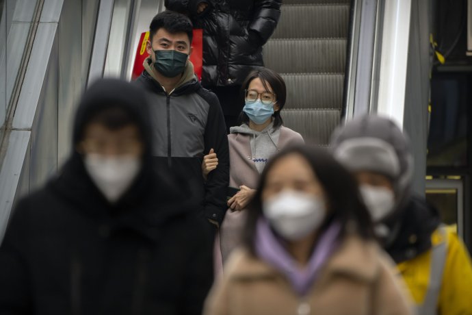 V Číne, kde je po zrušení opatrení silná epidémia covidu, sa nový variant zatiaľ nerozšíril. Foto - TASR/AP