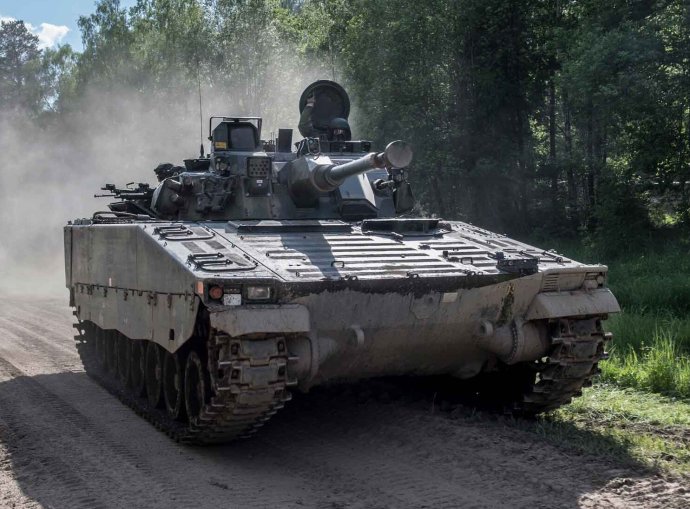 Švédske bojové vozidlo pechoty CV90 vo verzii, v akej ho dostane ukrajinská armáda. Foto - ukrajinský generálny štáb