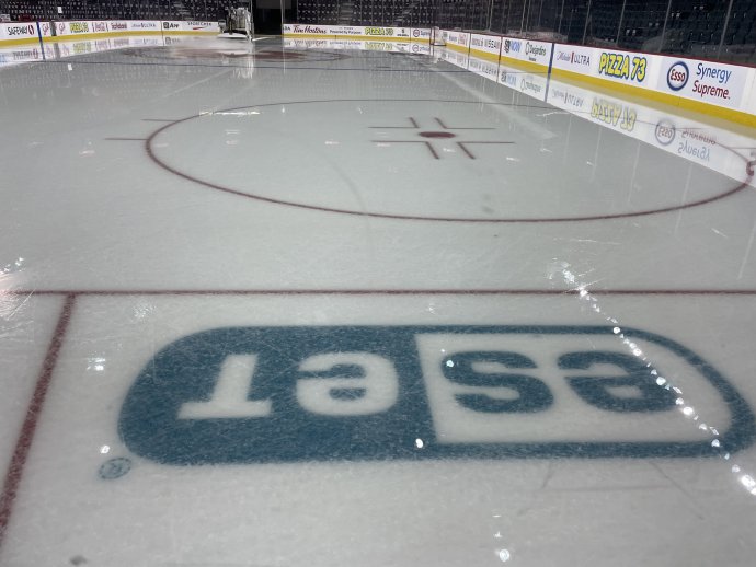 Logo Esetu na ľadovej ploche štadióna kanadského hokejového klubu Calgary Flames. Foto - Eset