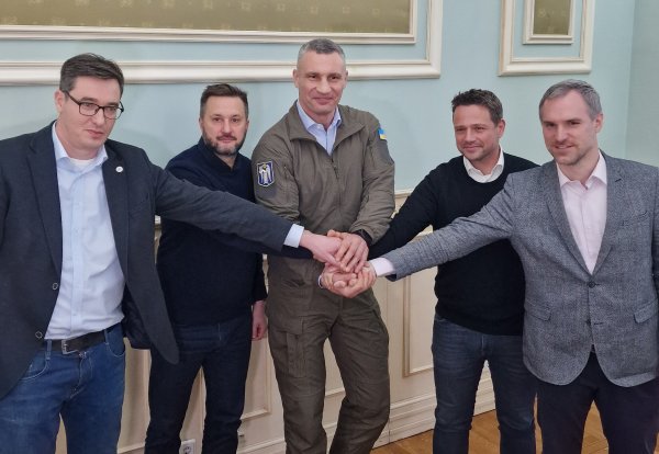 Vallo v&nbsp;Kyjive: Teraz pošleme 25 autobusov, neskôr môžeme poradiť pri zatepľovaní budov