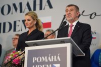 Andrej Babiš s manželkou Monikou po druhom kole volieb. Foto - Tomáš Hrivňák/Deník N