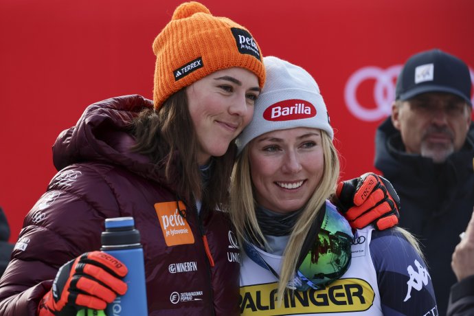 Vlhová so Shiffrinovou po januárovom obrovskom slalome v Kranjskej Gore. Foto - TASR/AP