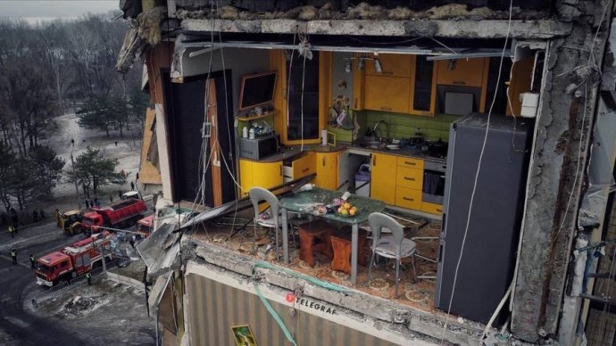 Žltá kuchyňa v dome zničenom ruskou raketou v ukrajinskom Dnipre.