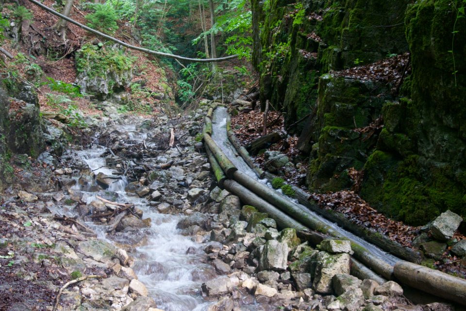 Vodný žľab Rakytovo pri Hornom Harmanci. Foto – Soňa Mäkká