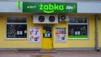 Na zákaze nedeľného predaja v Poľsku najviac zarába reťazec malých potravín Žabka, ktorý môže byť otvorený. Foto - Flickr/Babij