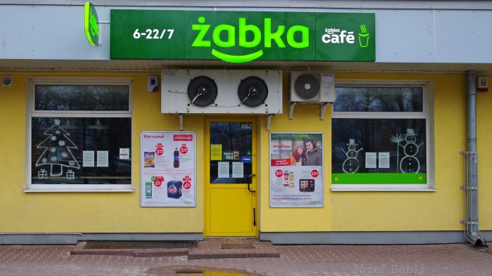 Na zákaze nedeľného predaja v Poľsku najviac zarába reťazec malých potravín Žabka, ktorý môže byť otvorený. Foto - Flickr/Babij