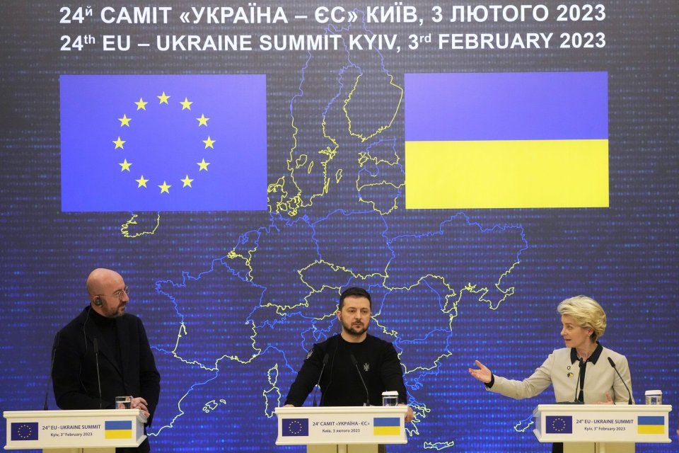 Charles Michel, Volodymyr Zelenský a Ursula von der Leyenová po samite EÚ-Ukrajina v Kyjive. Foto - tasr/ap
