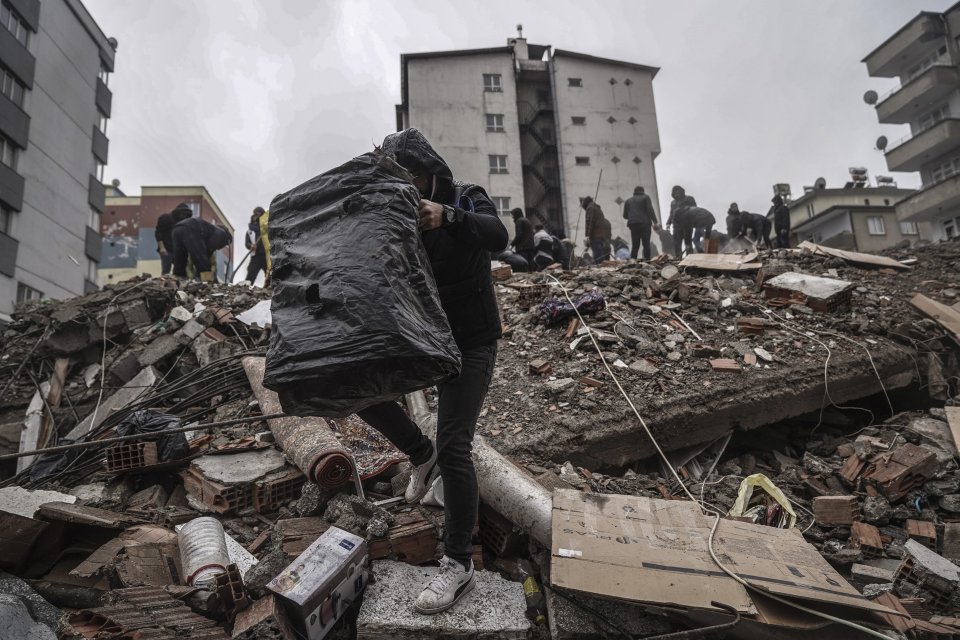 Zničená budova v tureckom meste Gaziantep. Foto - TASR/AP