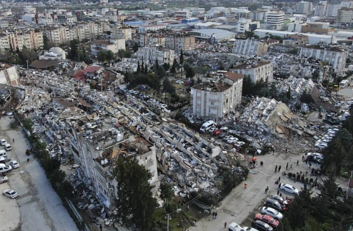 Následky pondelkových zemetrasení v Turecku. Foto – AP