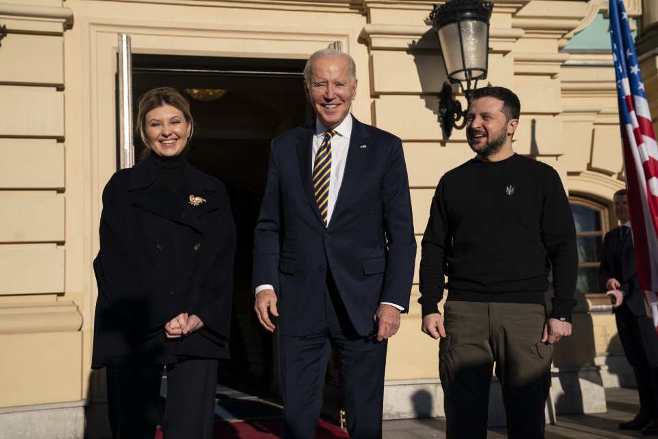 Joe Biden Kijevben Volodimir Zelenszkij ukrán elnökkel és feleségével, Olena Zeneszkával. Fotó - TASR/AP
