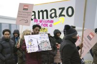Minulý týždeň štrajkovali pre platy aj zamestnanci britského Amazonu. Foto - TASR/AP