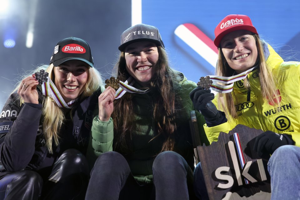 Medailistky zo slalomu: zlatá Laurence St. Germainová v strede, strieborná Mikaela Shiffrinová vľavo a bronzová Lena Dürrová vpravo. Foto - TASR/AP