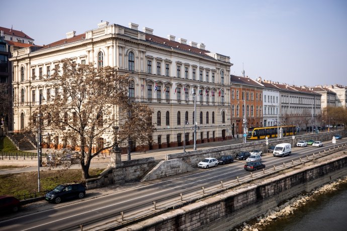 A Nemzetközi Beruházási Bank budapesti székhelye a Lánchíd budai hídfőjénél. Fotó - IIB/Facebook