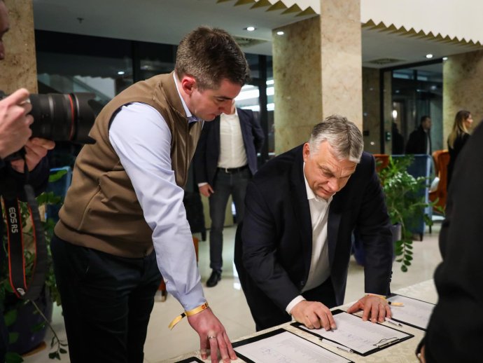 Šéf poslaneckého klubu Fideszu Máté Kocsis a premiér Viktor Orbán. Foto - FB/Máté Kocsis