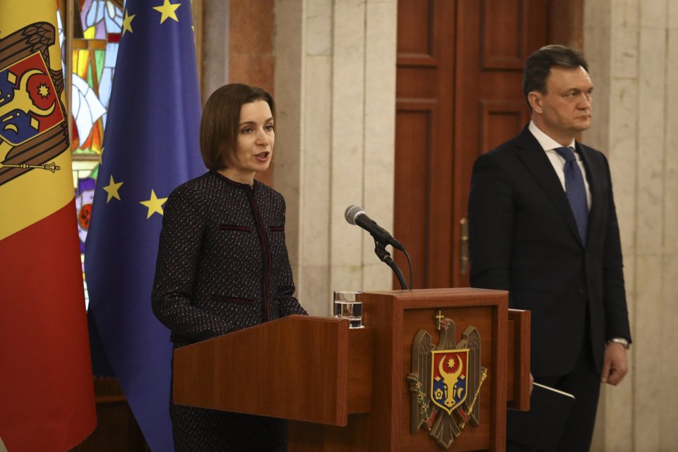 Moldavská prezidentka Maia Sandu a nový premiér Dorin Recean. Foto - TASR/AP