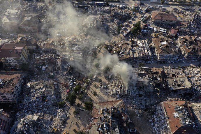Zničené budovy v meste Antakya na juhovýchode Turecka. Foto – TASR/AP