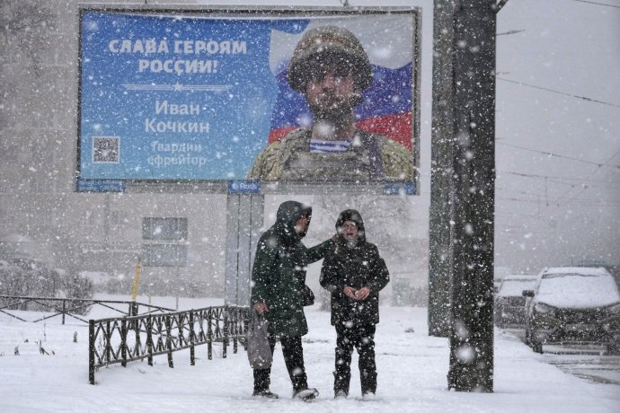 Óriásplakát Szentpéterváron: Tisztelet Oroszország hőseinek. Fotó - TASR/AP
