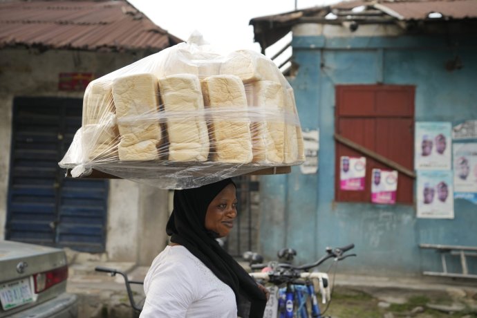 Žena predáva chlieb na uliciach Lagosu. Foto - TASR/AP