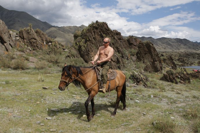 Vladimir Putin jazdí na koni na Sibíri počas dovolenky v lete 2009. Foto - TASR/AP