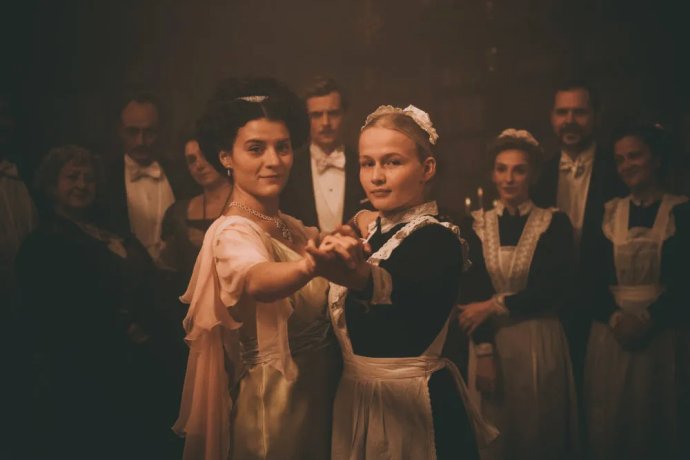 Resi (Radka Caldová) a Anna (Dana Droppová) vo filme Slúžka. Foto - Tina Botková
