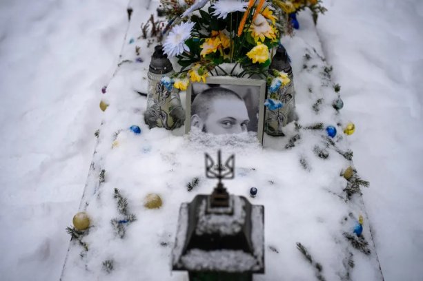 Hrob 30-ročného vojaka Oleksandrovicha Sixoy v Ľvove (Emilio Morenatti/AP)