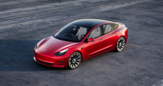 Celostrešné panoramatické okná využíva pri svojich autách napríklad aj americká Tesla. Foto - Tesla