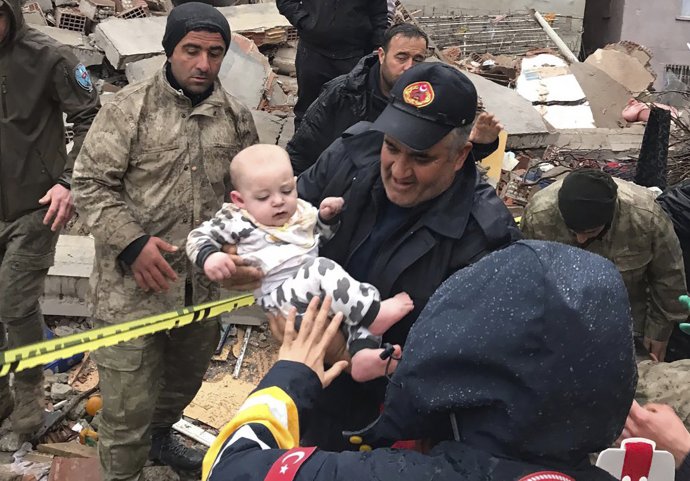 Egy kisgyermeket mentenek ki a földrengés romjai alól Törökországban. Fotó - TASR/AP