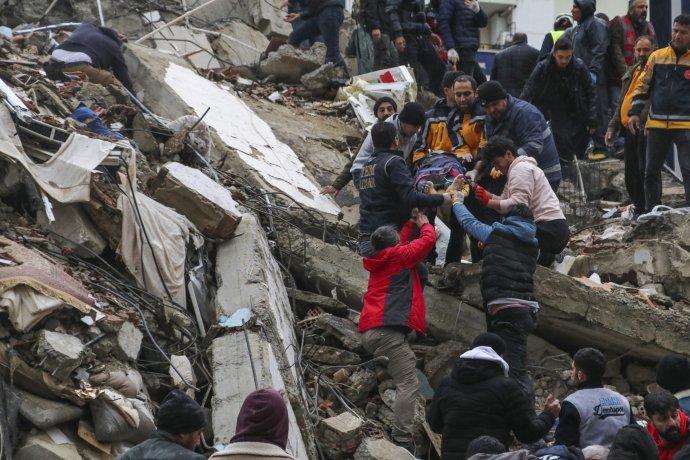 Záchrana ľudí zo zrútenej budovy v tureckej Adane. Foto - TASR/AP