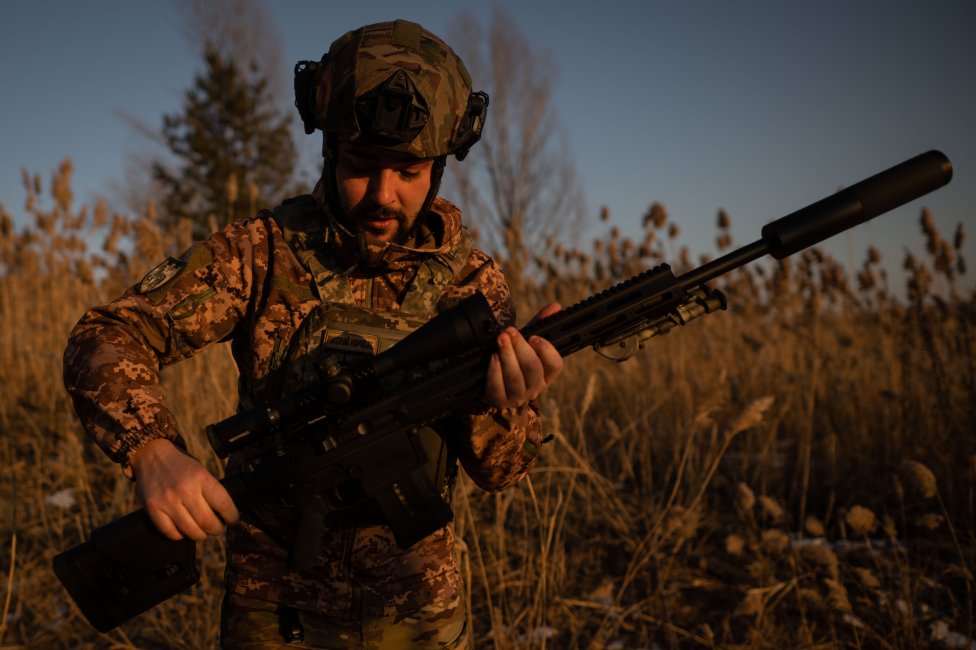 Veliteľ Maxim so svojou snajperskou puškou Z-10. Foto N - Vladimír Šimíček