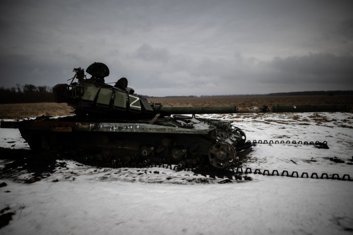 Zničený ruský tank medzi Charkivskou a Doneckou oblasťou. Foto N - Vladimír Šimíček