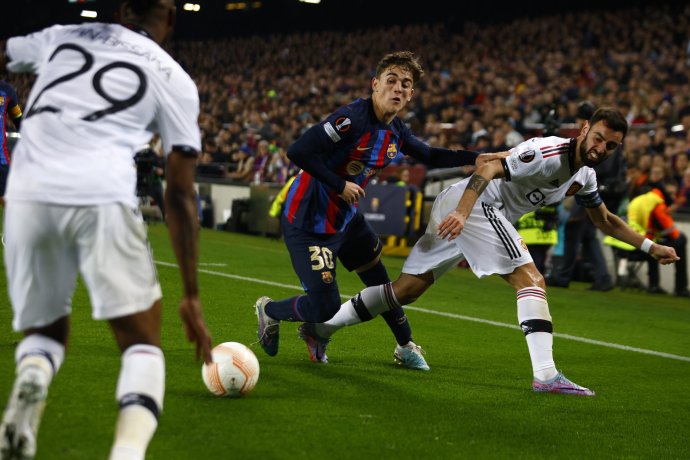 Hráč Barcelony Gavi (v strede) bojuje o loptu s hráčmi Manchestru United. Foto - AP/Joan Monfort