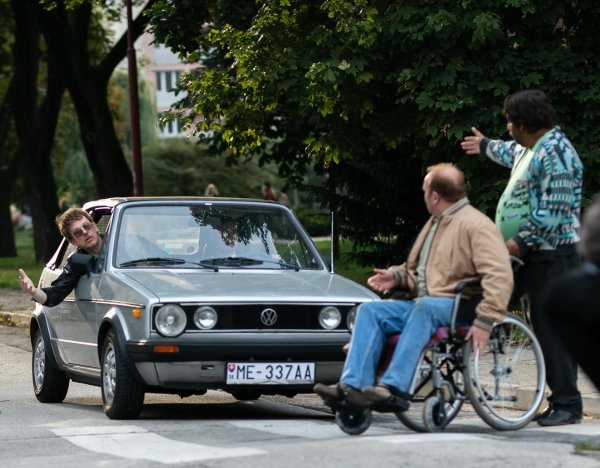 Invalid prekračuje všetky hranice. Ale konečne tu je slovenská komédia, ktorá nie je toporná a&nbsp;trápna