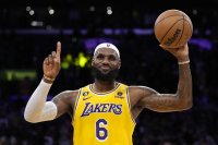 Hráč Los Angeles Lakers LeBron James reaguje po tom, ako prekonal  basketbalovú legendu Kareema Abdula-Jabbara v NBA. Foto - TASR/AP