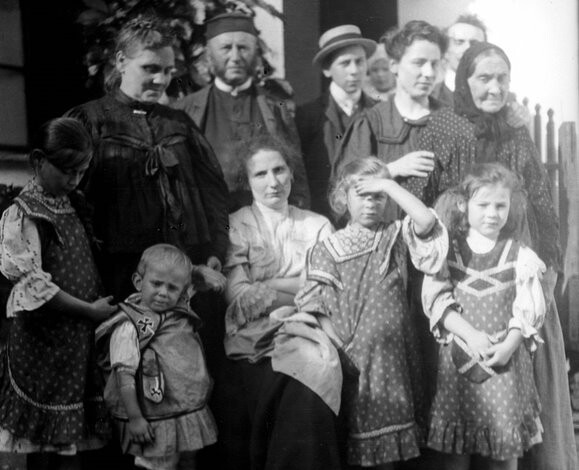 Štefánikék családja. A bal oldali fiatal nő Hajtšová, a legkisebb gyerek valószínűleg Keöenczeöll Lajos. Forrás - Szlovák Nemzeti Múzeum