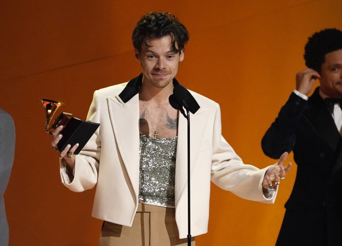 Harry Styles pri preberaní ceny za album roka na Grammy. Foto - TASR/AP