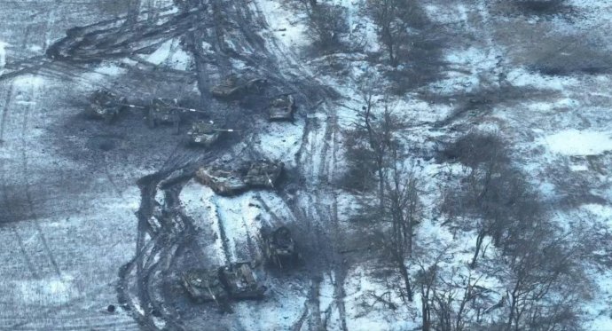 Časť zničenej ruskej techniky pri Vuhledare zachytená ukrajinským dronom