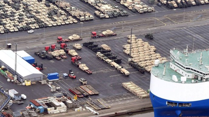 Nemecký prístav Bremerhaven s americkou technikou pre Ukrajinu.