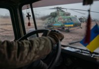 Druhá známa fotografia bývalého slovenského vrtuľníka Mi-17 v ukrajinskej armáde. Je vyzbrojený neriadenými raketami. Typická je slovenská zeleno-hnedá digitálna kamufláž doplnená o ukrajinské modro-žlté doplnky. Foto Twitter - Danilo Pavlov