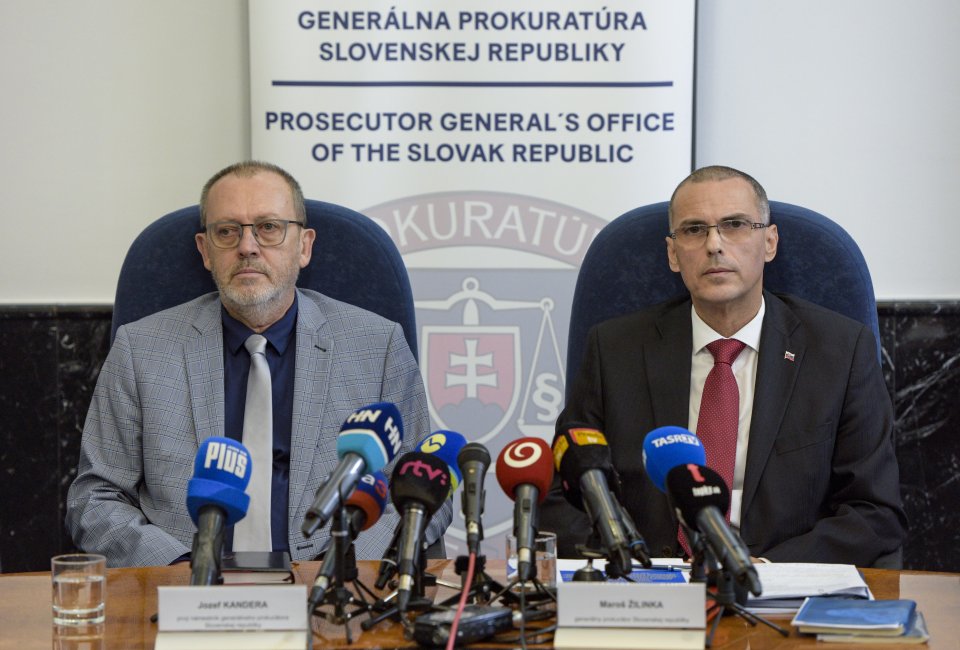 Prvý námestník generálneho prokurátora Jozef Kandera a generálny prokurátor Maroš Žilinka. Foto - TASR