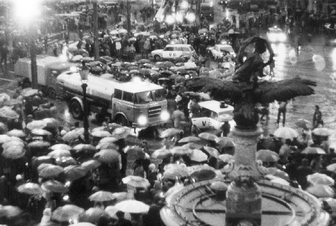 Tvrdý zásah proti účastníkom Sviečkovej manifestácie 25. marca 1988. Použili na nich aj vodné delá. Zdroj foto - ÚPN