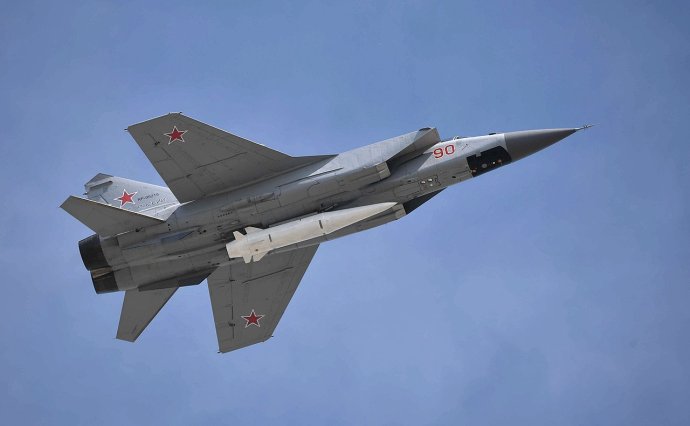 MiG-31 s podveseným Kinžalom v roku 2018 nad Moskvou. Údajne aj táto zbraň útočí na zásobníky plynu. Foto - Wikipedia