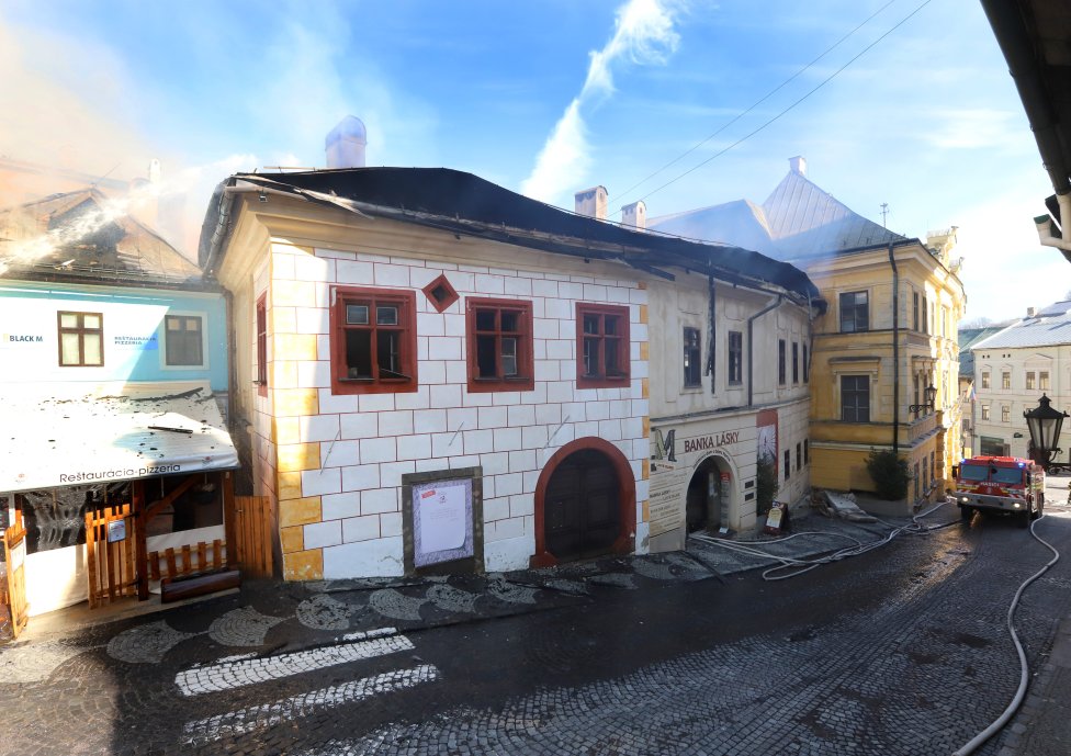 Dom Pischlovcov, v ktorom od roku 2017 sídlila Banka lásky, po požiari. Foto - TASR